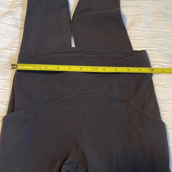EUC Lululemon Power Thru High rise 25” tight size 4 - Picture 4 of 10